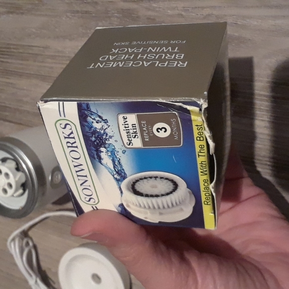 Clairsonic MIA FIT Electric Face Scrubber Wash Wireless Unit - Picture 3 of 3